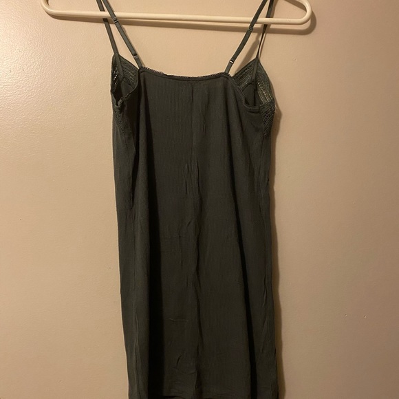 Wilfred green medium tank (Aritzia) - Picture 2 of 3